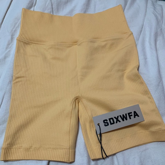 White Fox X Sarah’s day mango shorts - Picture 1 of 3